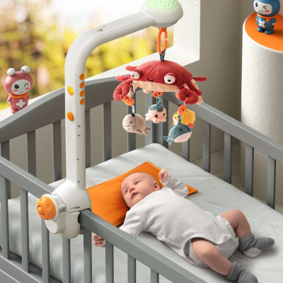 Bébé allonge dans son berceau mobile pour lit bébé