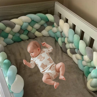 Un bébé est allongé dans son lit, entouré d'une tresse de lit de 3 m qui crée une atmosphère chaleureuse et réconfortante.