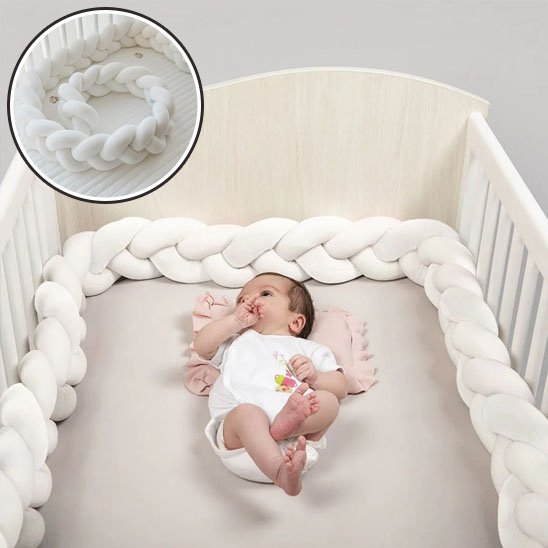 Bébé allonge sur le dos dans son lit, tour de lit tressé