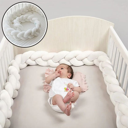 Bébé allonge sur le dos dans son lit, tour de lit tressé