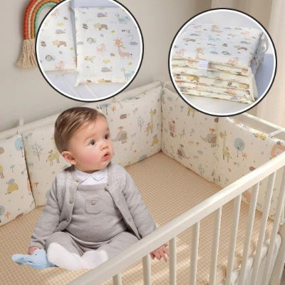 Le bébé est assis dans son lit, enveloppé par un tour de lit bebe doux et sécurisant