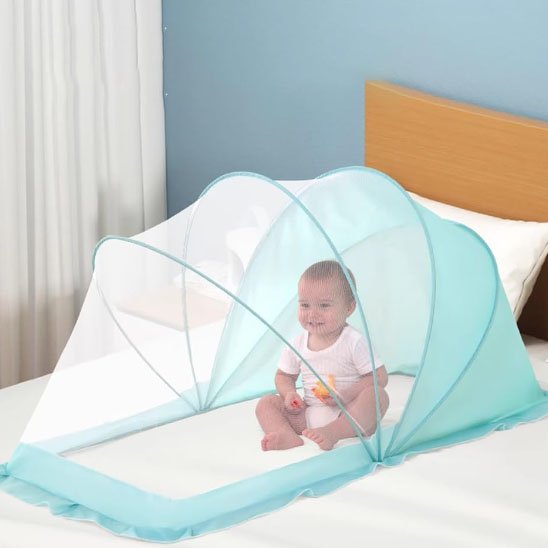 Bébé assit dans le lit sous la moustiquaire lit bébé