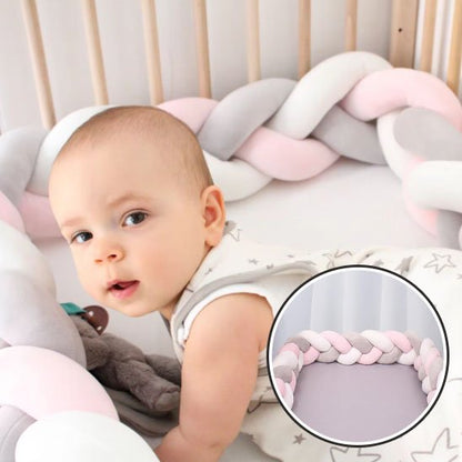 bébé dans son lit tour de lit tressé
