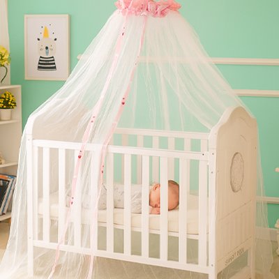 Bébé dort dans le lit moustiquaires lit bébé