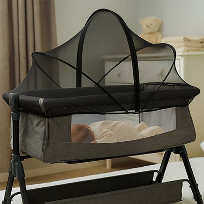 Bébé dort dans le lit moustiquaire lit bébé