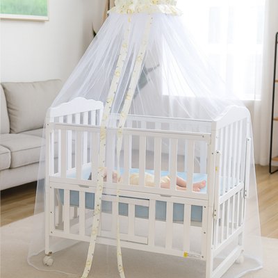 Bébé dort paisiblement dans le lit moustiquaires lit bébé
