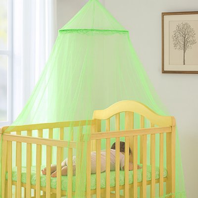 Bébé dort paisiblement dans son lit ciel de lit bébé décoratif