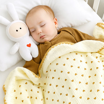 Bébé endormi avec son doudou sous sa couverture bébé