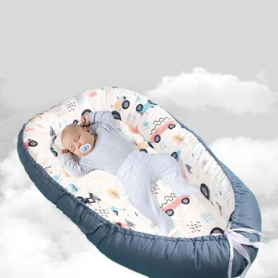 Un bébé endormi dans son Berceau Bébé NidPortableBébé™ Voiture Bleue 