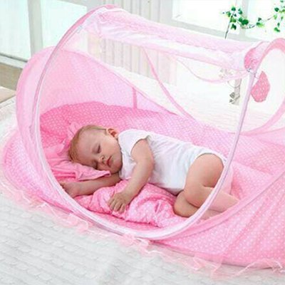 Bébé endormi dans le lit moustiquaire bébé