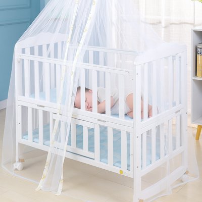 Bébé endormi dans le lit moustiquaires lit bébé
