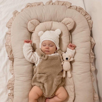 bébé endormi dans son reducteur de lit HaveSaf™ beige