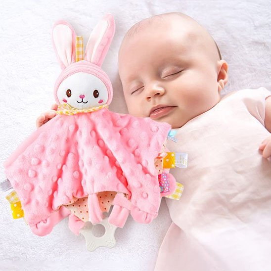 Bébé endormi doudou bébé sur le côté