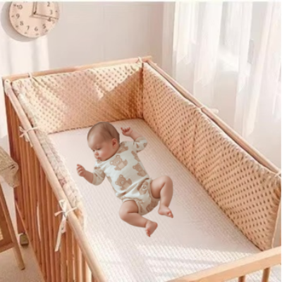 Un bébé est allongé paisiblement dans son lit en bois entoure d'un tour de lit matelasse beige à texture gaufrée qui crée un cocon doux et rassurant.