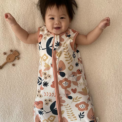 Un bébé est délicatement enveloppé dans une gigoteuse ornée de motifs floraux