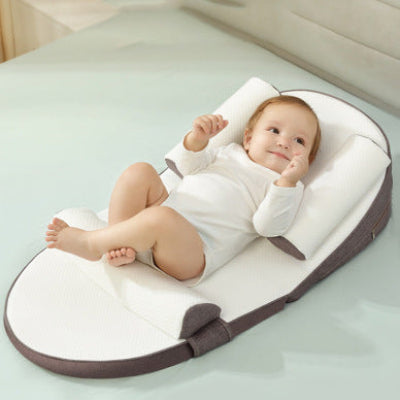 bébé installé sur un cale pour bebe StarrySlumber™  de couleur marron