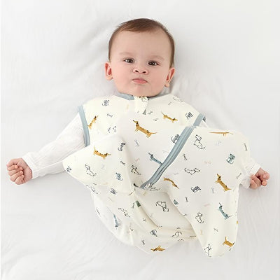 Un bébé profite d’un moment de confort dans une gigoteuse sans manches aux adorables motifs de teckels.