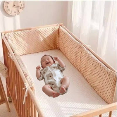 Le bébé repose joyeusement dans son lit en bois enveloppé par un tour de lit matelasse beige a texturé gaufrée formant un cocon tendre et rassurant.