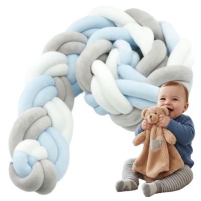 Un bébé souriant tient son doudou assis devant une tresse de lit bebe aux teintes douces gris, turquoise et blanc, apportant une ambiance tendre et sécurisante.