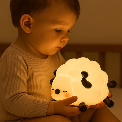 bébé tient sa veilleuse bébé ptit nuage les mains
