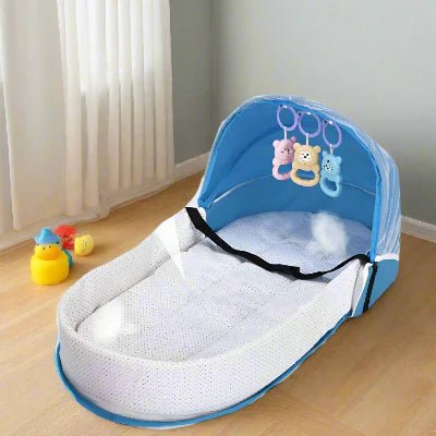 Berceau de Voyage BabyNest™ Bleu est déposé par terre