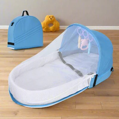 Berceau de Voyage BabyNest™ Bleu est déposé sur le sol