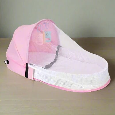 Berceau de Voyage BabyNest™ Rose déposé sur le sol