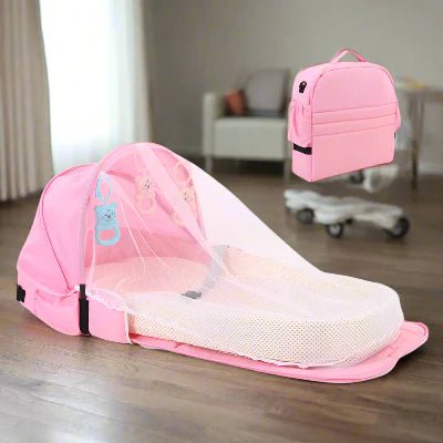 Berceau de Voyage BabyNest™ Rose est déposé par terre
