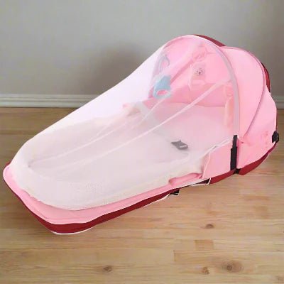 Berceau de Voyage BabyNest™ Rose posé délicatement sur le sol