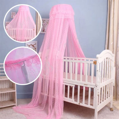 ciel de lit bébé moustiquaire rose suspendu au-dessus du lit