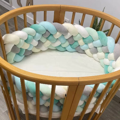 Un cocon cosy se forme grâce à une tresse de lit 3 m pastel parfaitement installée dans un lit en bois rond