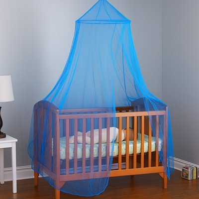 Une délicate moustiquaire ciel de lit bébé bleu est suspendue au-dessus du lit, enveloppant le bébé endormi dans une atmosphère douce et rassurante.