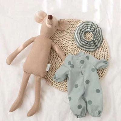doudou bébé rousseline est posé à côté de ses vêtements.