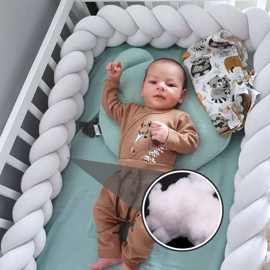 enfant allonge dans son lit tour de lit tressé