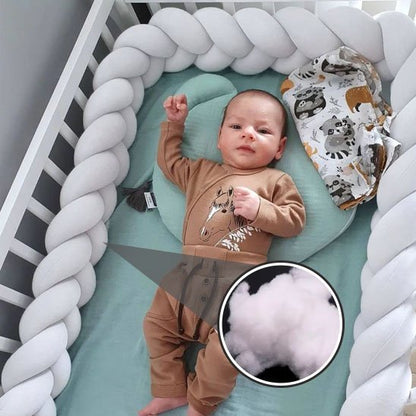 enfant allonge dans son lit tour de lit tressé