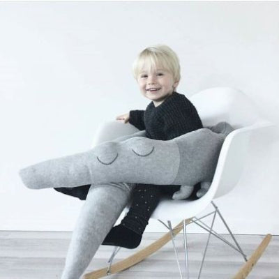 L'enfant assis sur une chaise blanche se trouve enveloppe par son tour de lit pour bebe crocodile