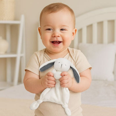 enfant début son doudou lapin flocon ses mains