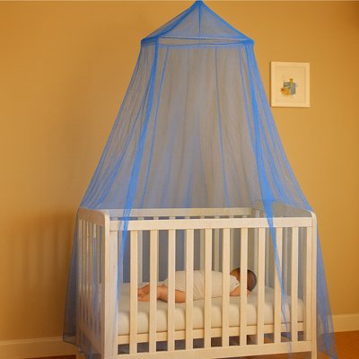 enfant endormi dans son lit ciel de lit bébé décoratif