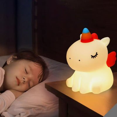 Un enfant s'est endormi paisiblement, sous la lumière de sa bébé veilleuse UniLight™