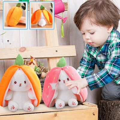 enfant joue dans le jardin avec ses lapins doudou caroberry