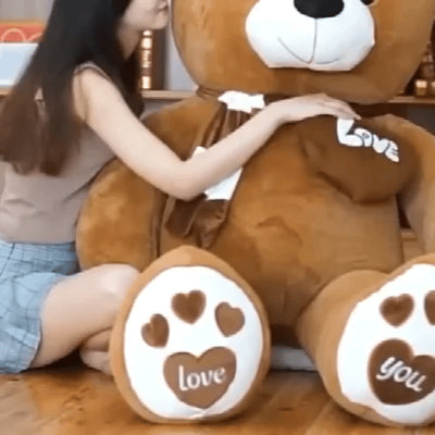 fille enlace son doudou ours calinou