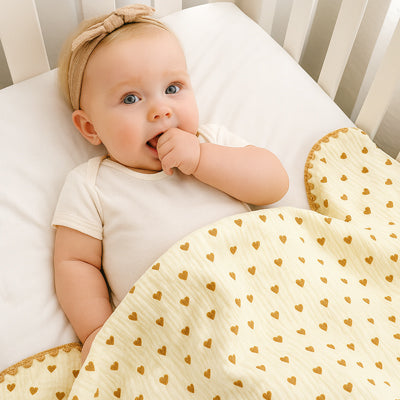 Fillette au lit sous sa couverture bébé