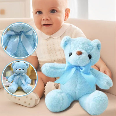 Fillette assise sur le canapé, son ours doudou à côté d'elle