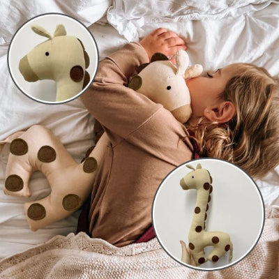 fillette dort paisiblement avec son doudou dans ses bras