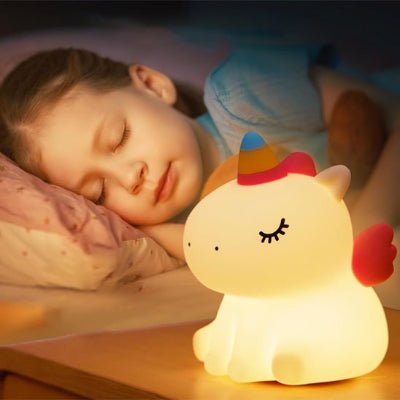 fillette endormie paisiblement, sous la lumière de sa bébé veilleuse UniLight™ en forme de licorne 