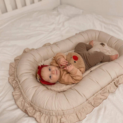 fillette est allongée dans son reducteur de lit HaveSaf™ beige