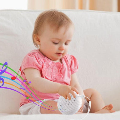 fillette joue avec sa veilleuse bruit blanc