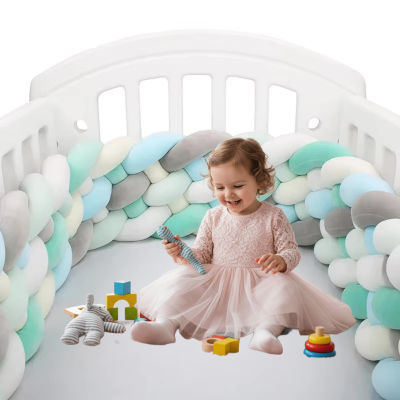 Une fillette joue dans son lit entourée d'une tresse de lit 3 m.