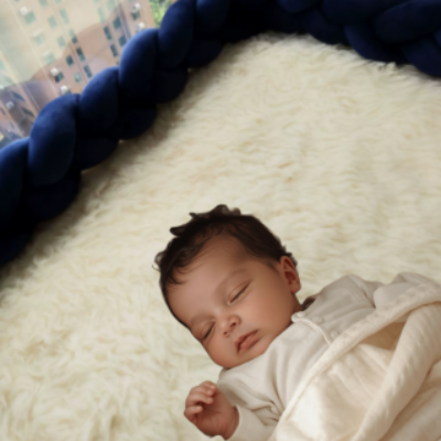 Une fillette est paisiblement endormie au centre d'une tresse de lit cabane bleu marine qui crée un cocon rassurant autour d'elle.