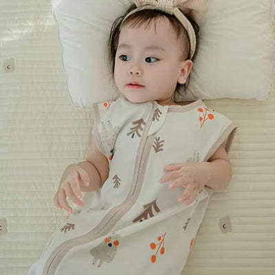 Une fillette repose sur un lit, vêtu d’une gigoteuse turbulette blanche imprimée d’ours